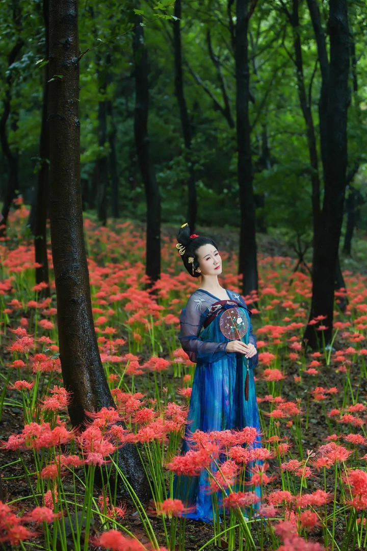 花丛中的清纯古装美女摄影写真图片