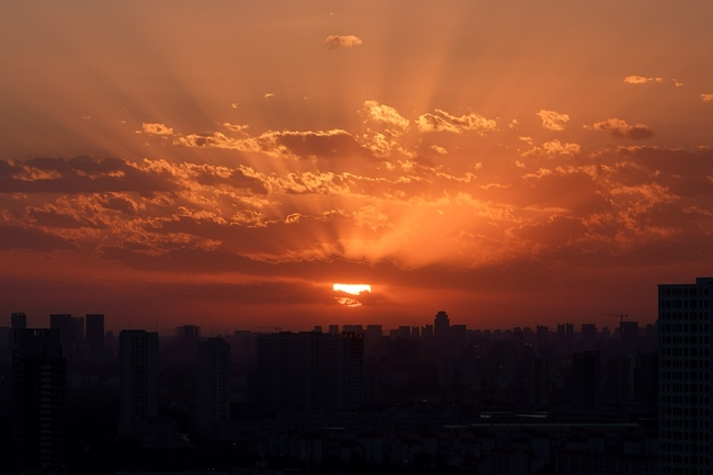 黄昏城市落日余晖图片