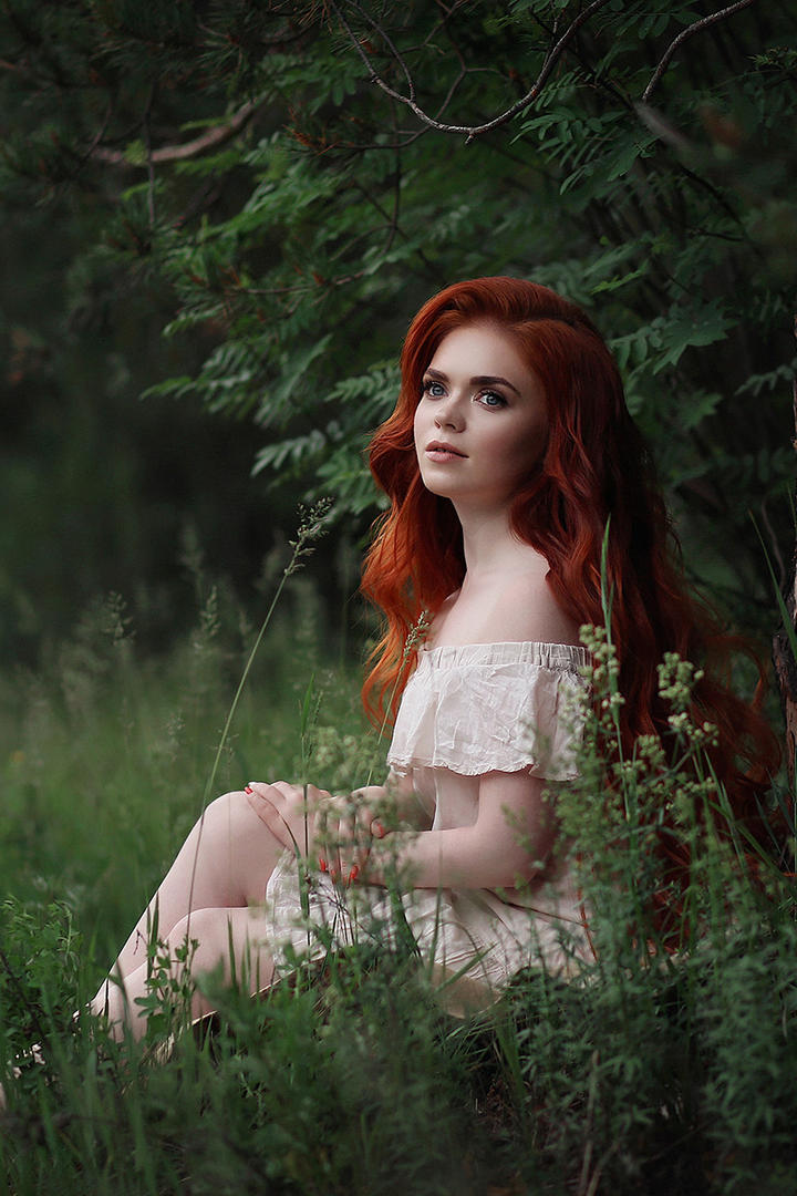 坐在草地上的欧美气质美女写真