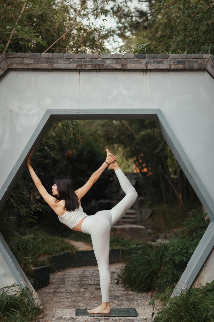 高难度瑜伽动作美女主播紧身裤写真图片
