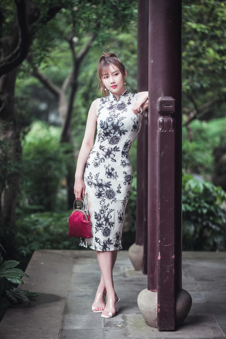 清纯优雅的旗袍美女写真图片