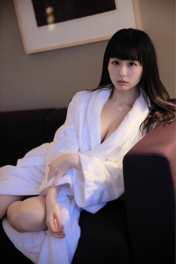 穿着浴袍的日本年轻AV女优138人但人文艺术图片