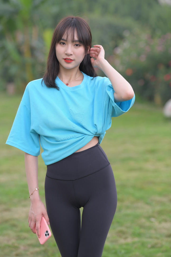 高清养眼紧身裤美女写真壁纸图片