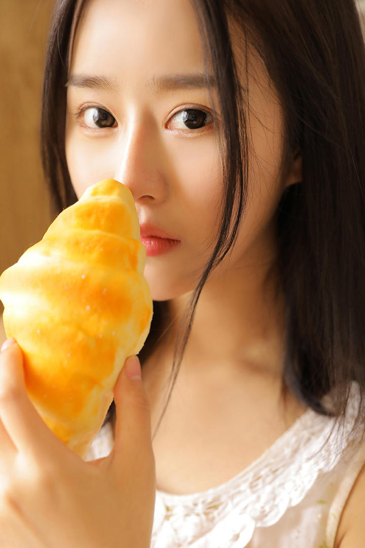 拿着面包的高清气质美女图片