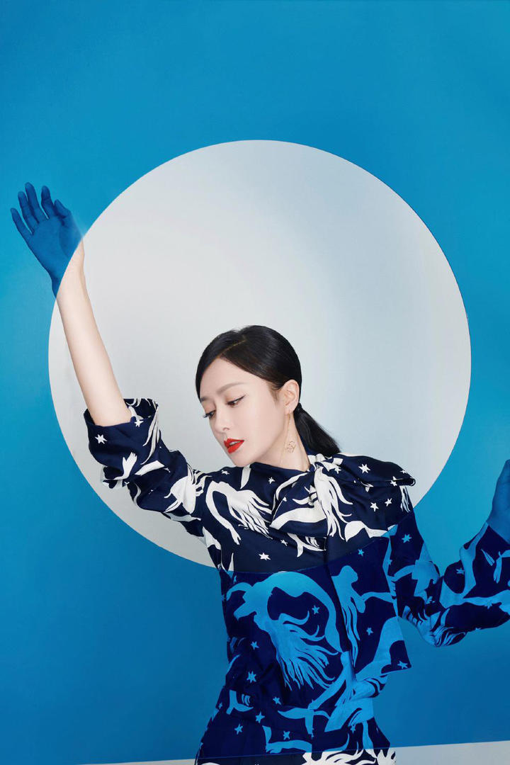 中国美女明星秦岚优雅自信写真图片
