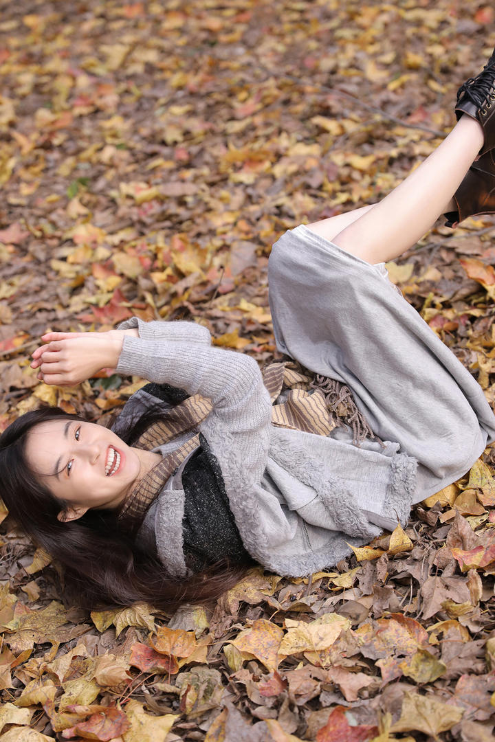 躺在落叶中的日韩清纯活泼女生头像图片
