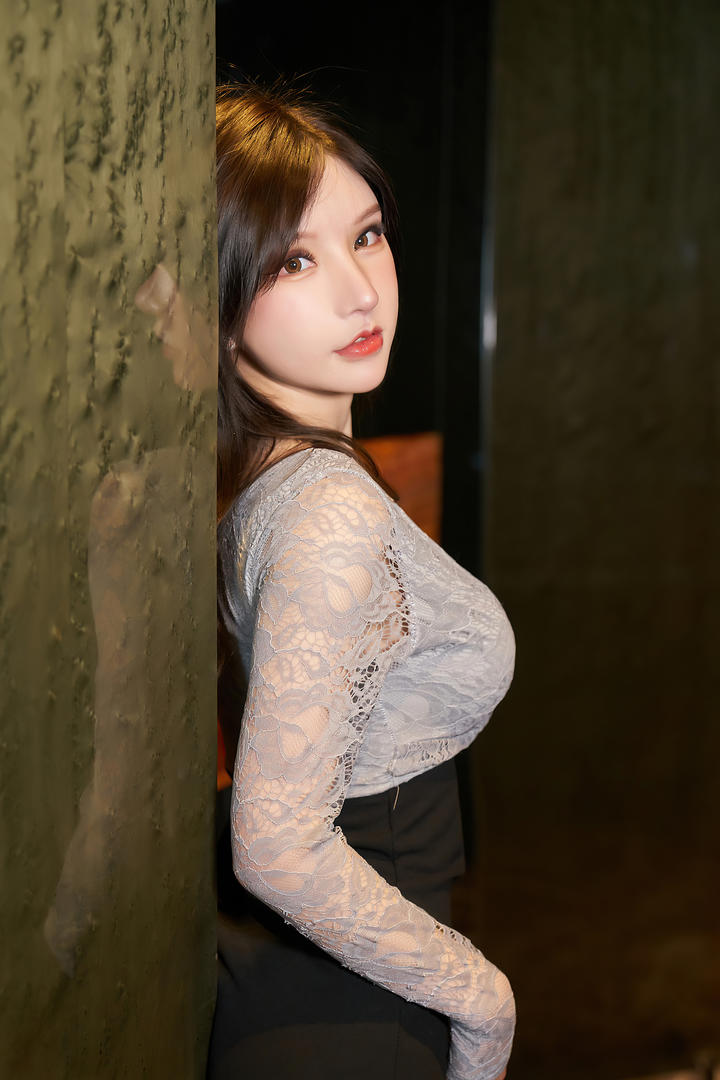 靠在墙上的大胸美女周于希图片