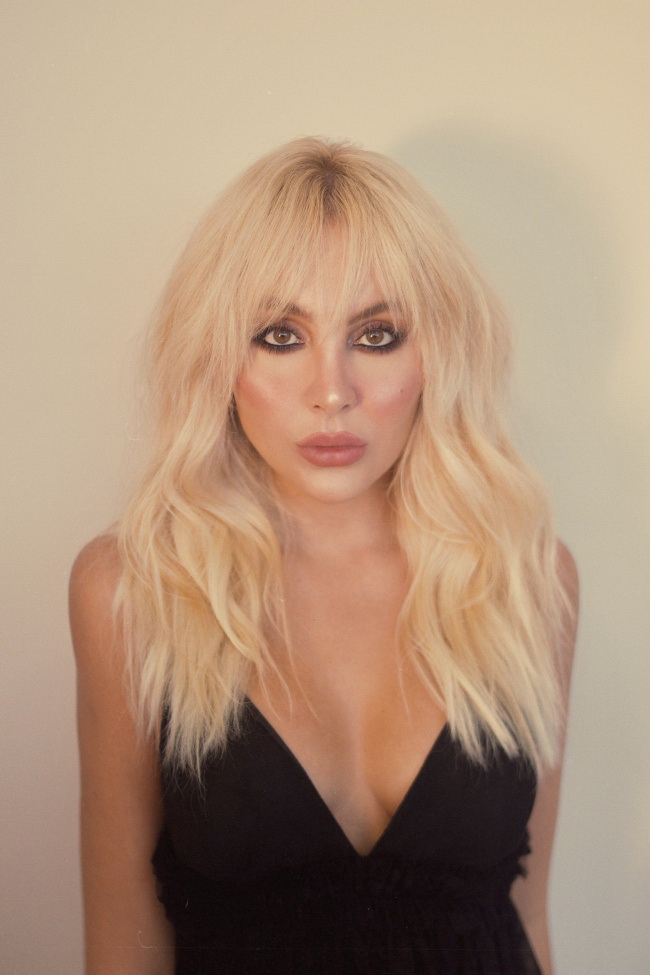 金发女郎性感人体写真图片