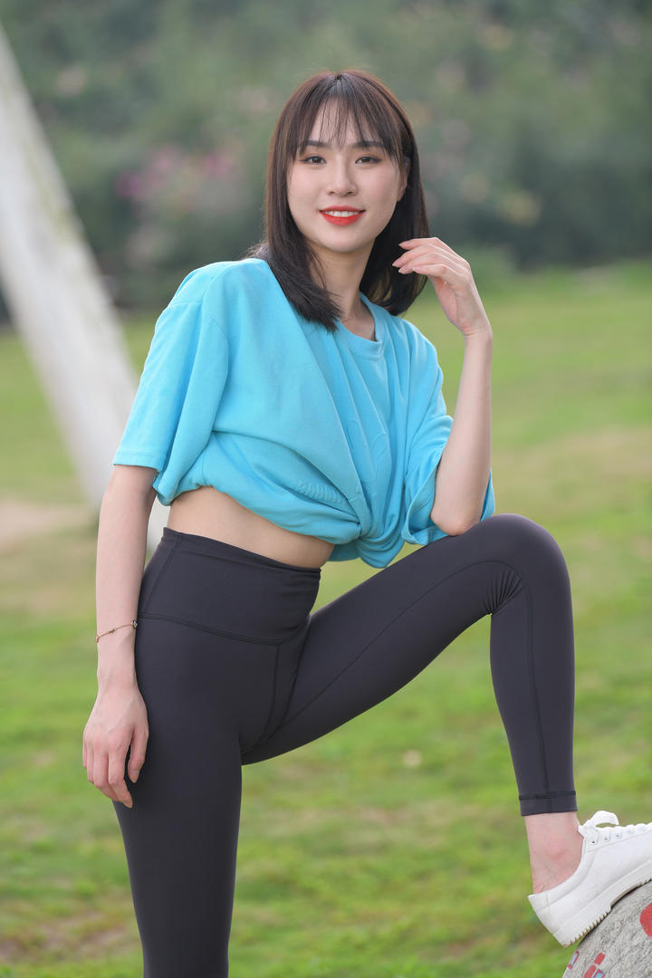 踩在石头上的清纯紧身裤美女户外摄影图片