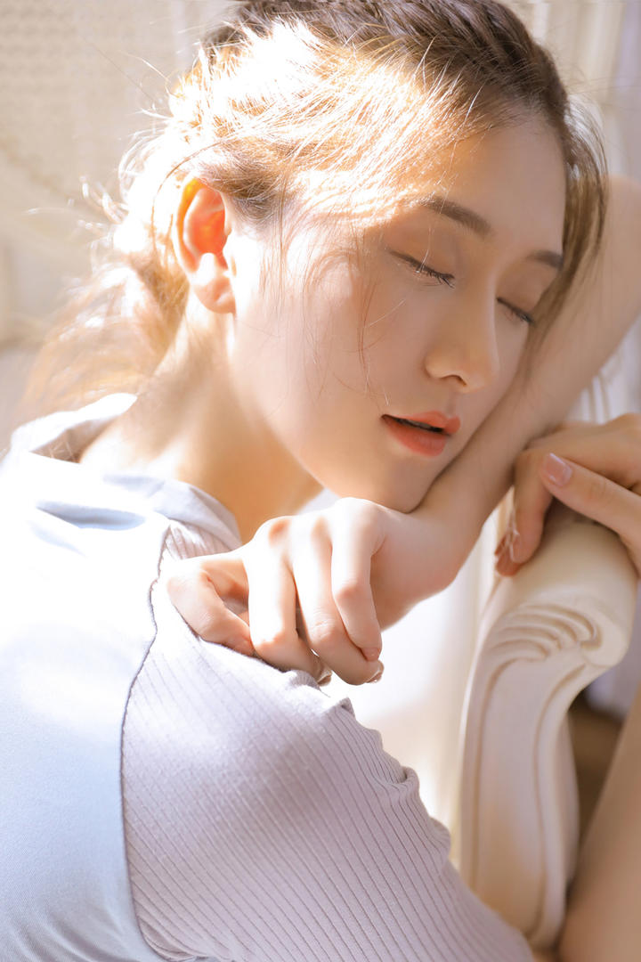 阳光洒在脸上的清纯美女写真