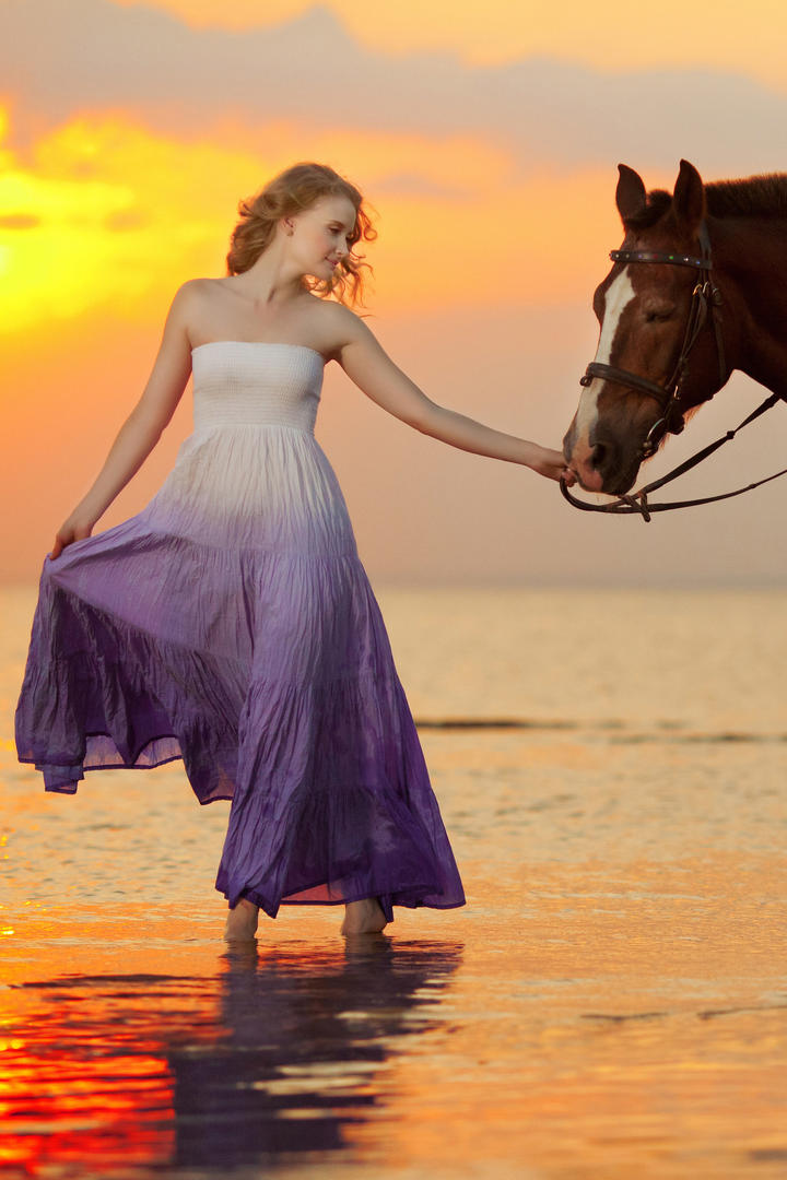 欧美牵马美女4K超高清唯美图片