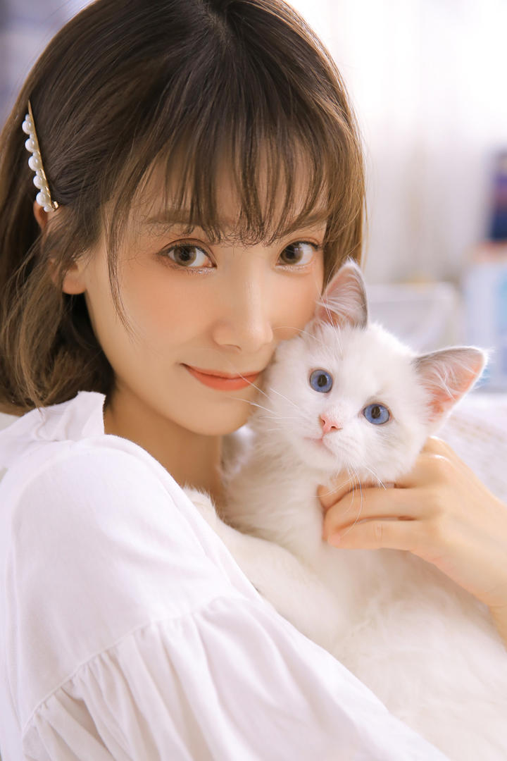 抱着小猫的清纯美女写真
