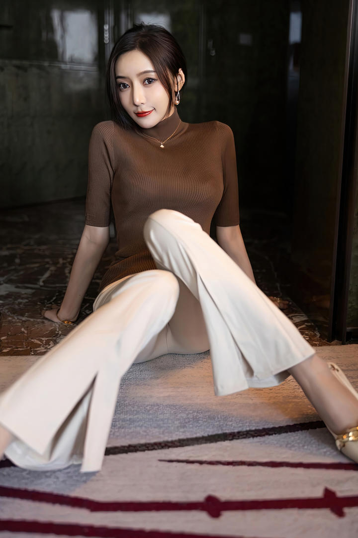 坐在地板上的成熟妩媚御姐王馨瑶mm131美女写真图片