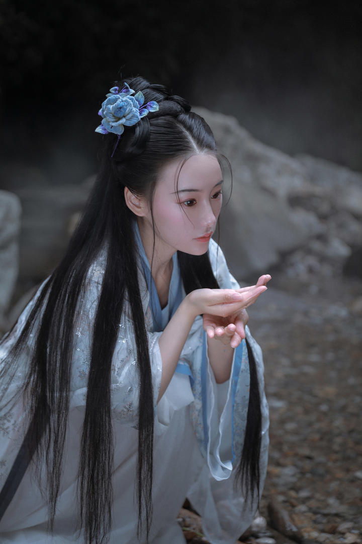 湖边的高清古装美女写真图片