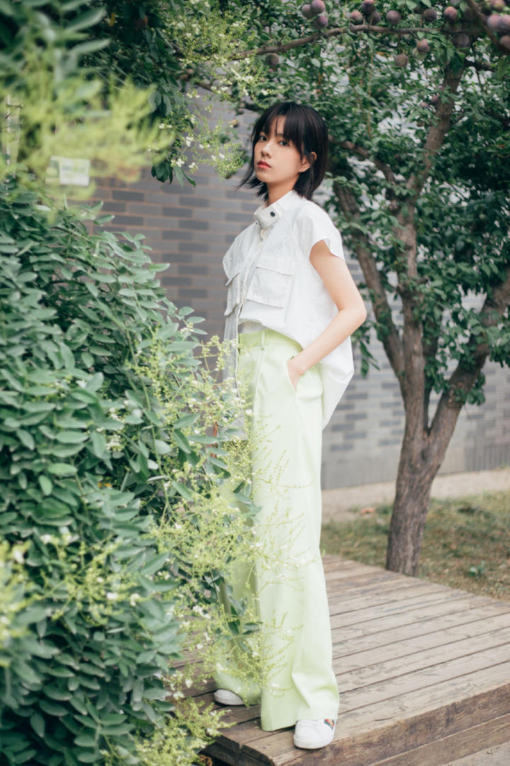 庄达菲简约休闲写真图片