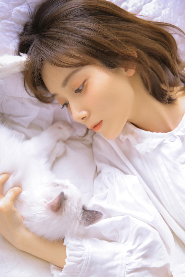 和猫一起睡觉的清纯美女图片