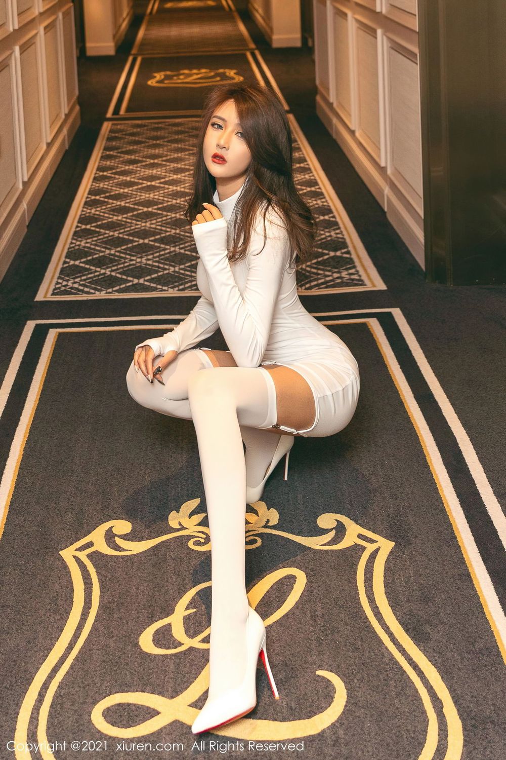 秀人网性感女神Emily顾奈奈酱丝袜美腿翘臀销魂澳门旅拍