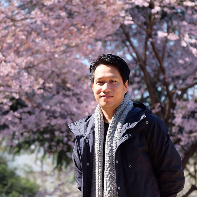 日本樱花林帅哥写真图片