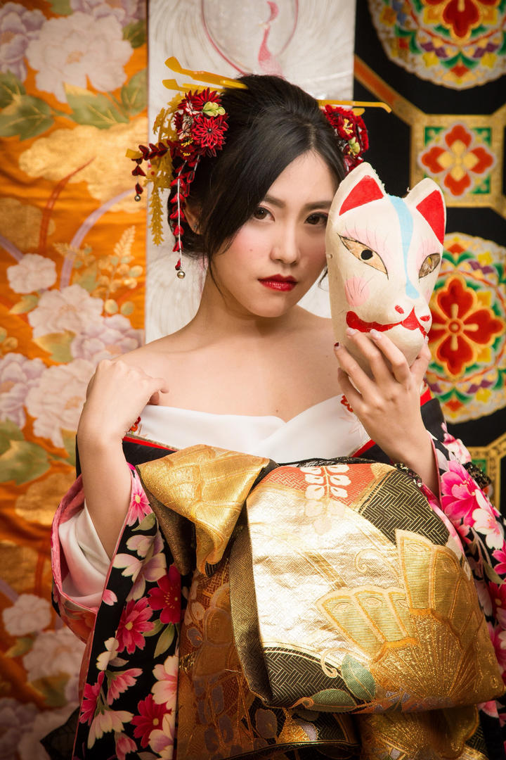 拿着面具的日本和服美女艺术写真