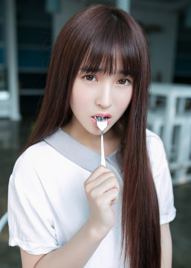 小清新美女张楚甜美粉嫩写真