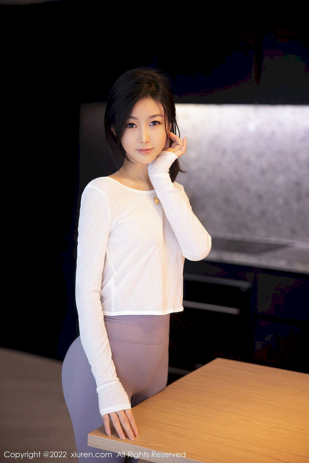 秀人网新人嫩模苏苏阿白色上衣搭配灰色瑜伽裤首套写真