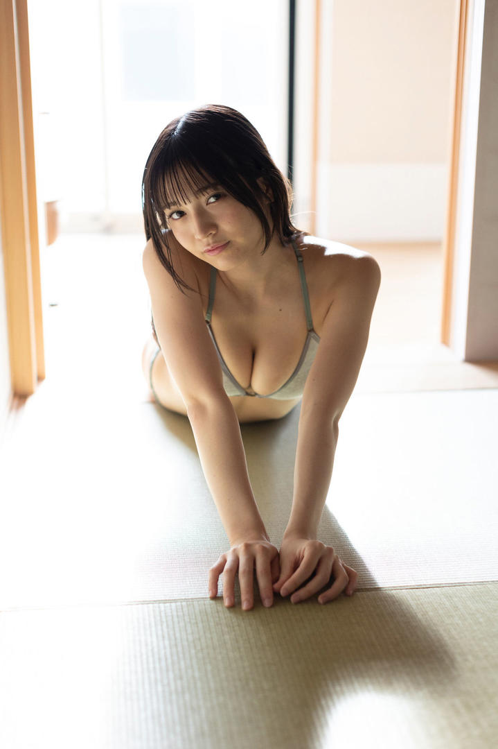 爬在地上的亚洲嫩模AV少女无吗图