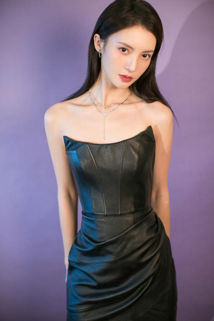 穿黑色皮裙国产性感美女明星金晨时尚个人写真壁纸图片