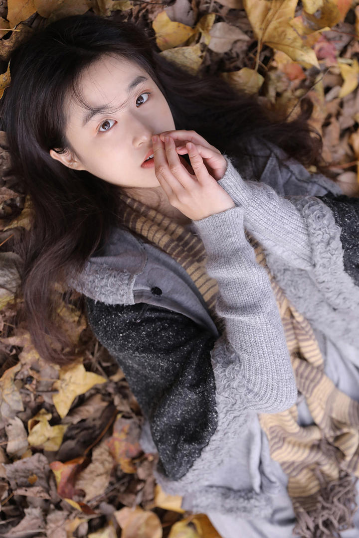 躺在落叶堆里的日韩清纯女生头像图片