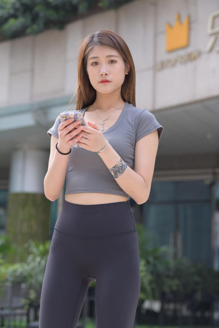 街拍高颜值紧身裤美女摄影写真图片