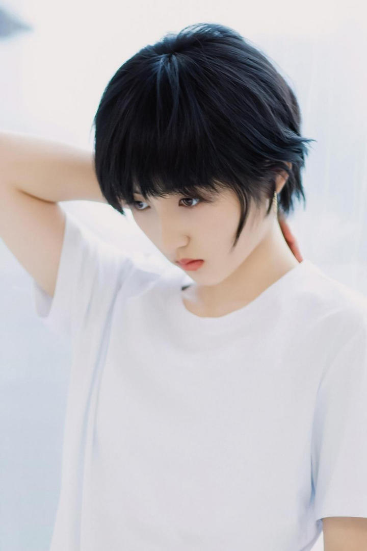 新生代女演员张子枫干练短发写真图片