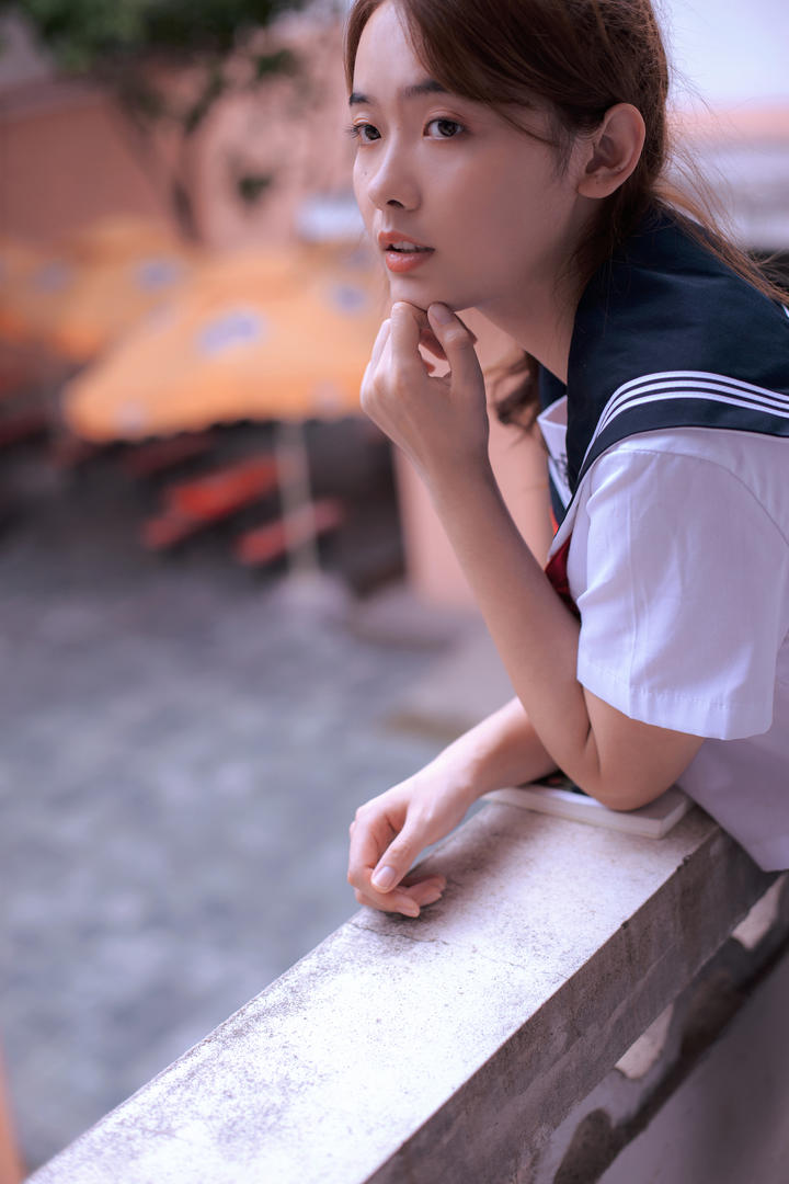 趴在栏杆上发呆的学生妹黄子卿qq头像女生