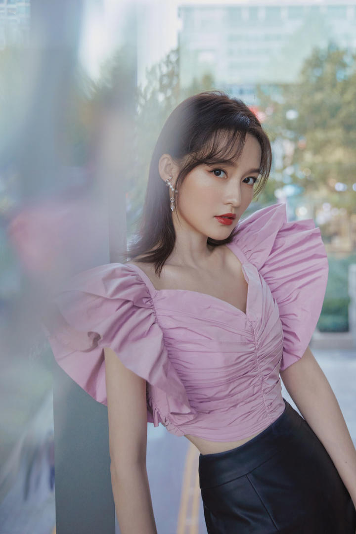 李沁香芋紫蝴蝶袖上衣写真图片