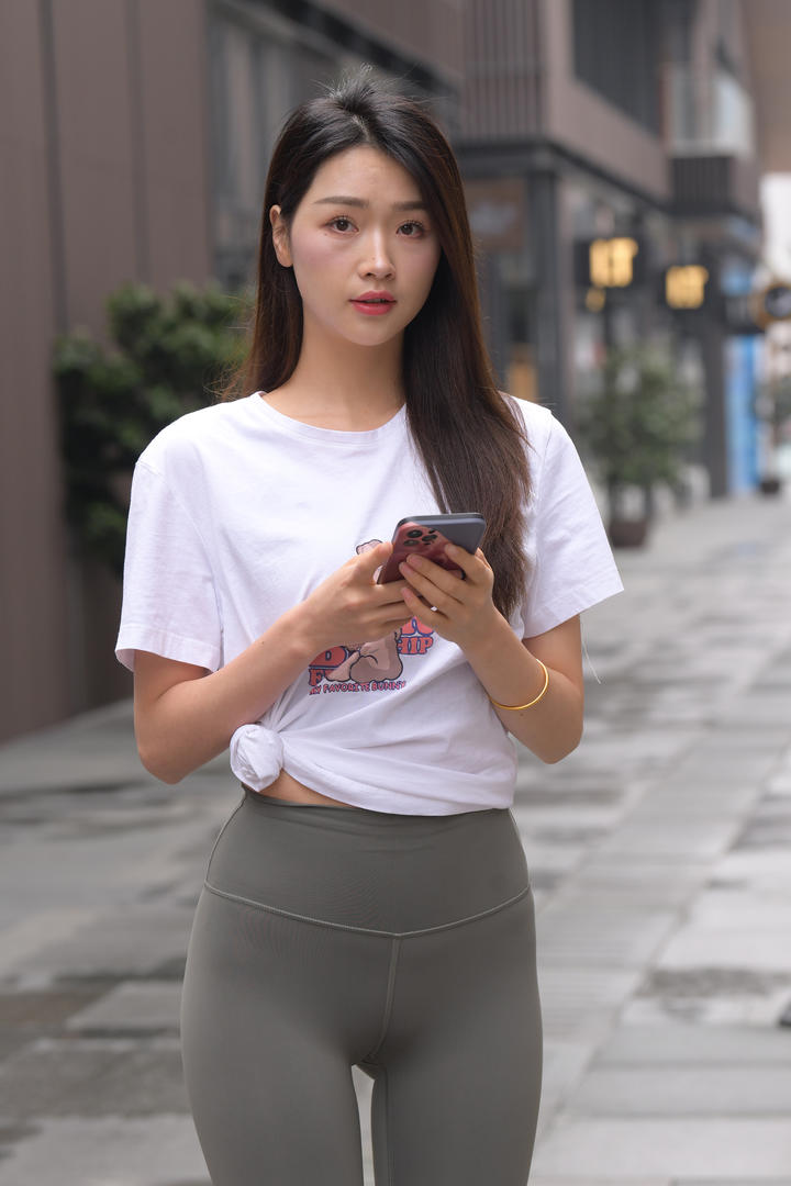 国产一级街拍紧身裤美女迷人图片