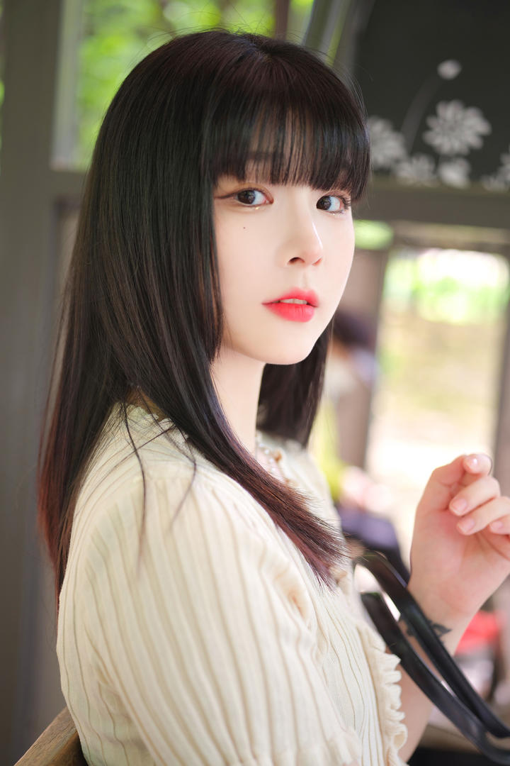 韩国长发美女唇红齿白女生高清图片