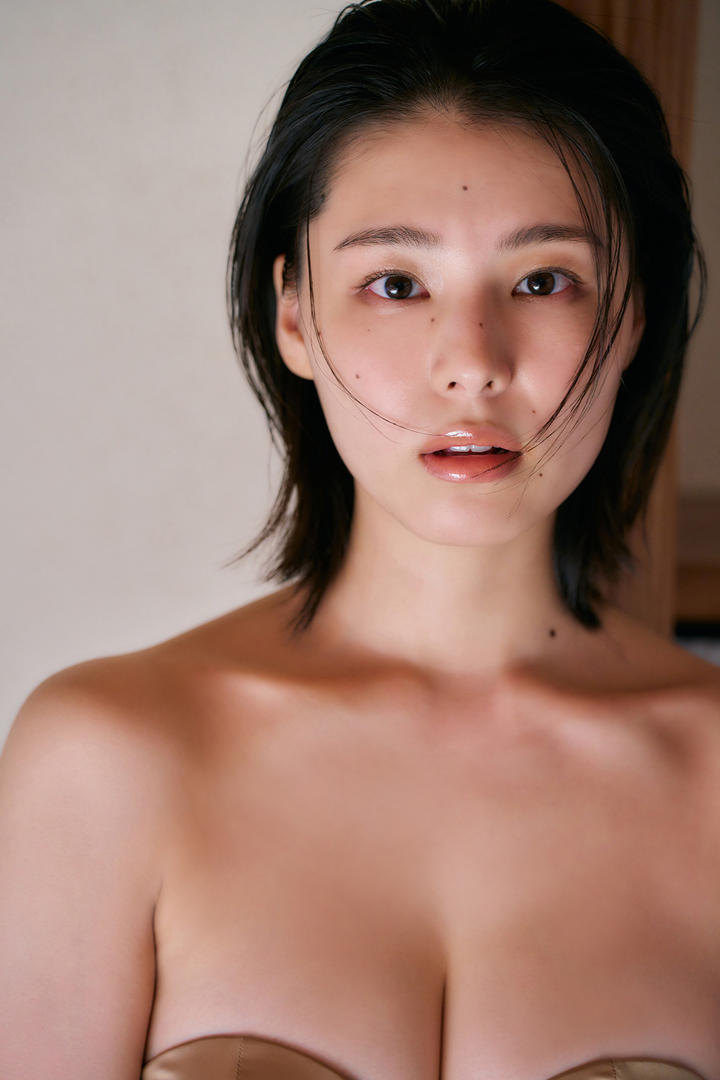 日本性感嘴唇美女高清人体艺术写真图片