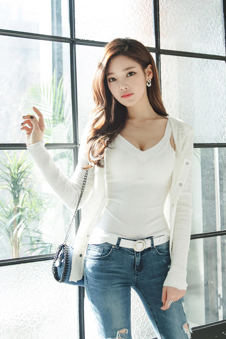 靠在窗户边的超清韩国牛仔裤美女写真图片