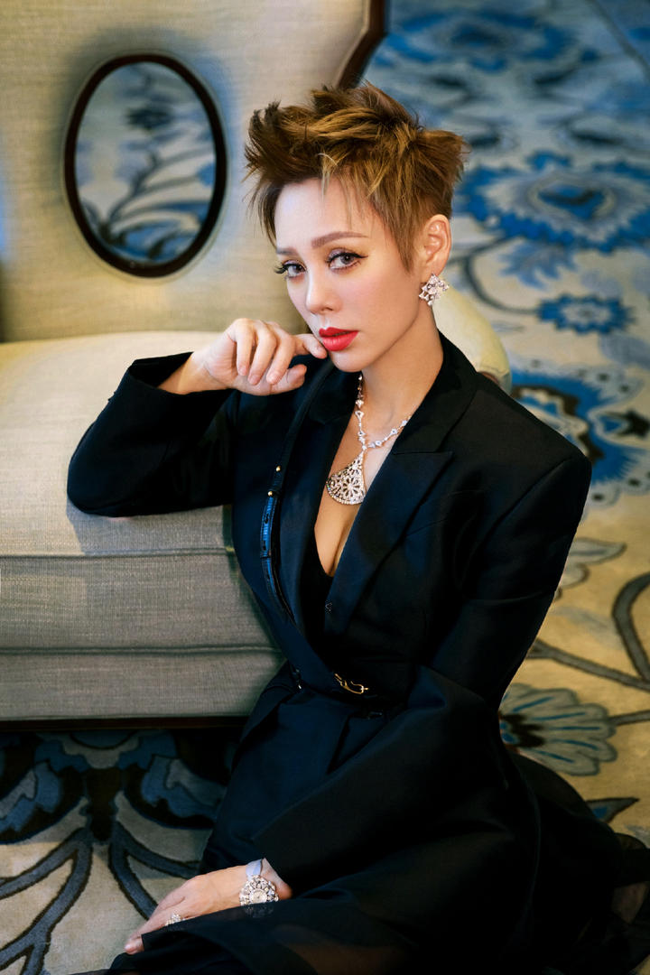 宁静短发高冷气质美女写真图片