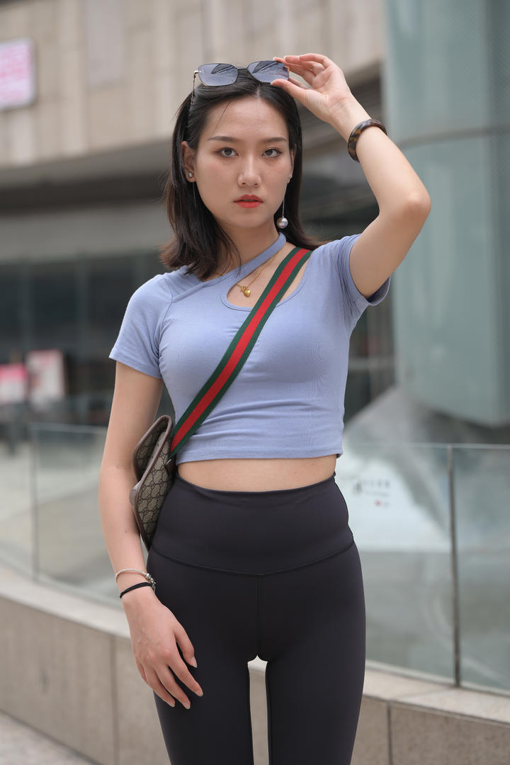 国内时尚推女郎紧身裤美女街拍写真大图免费下载