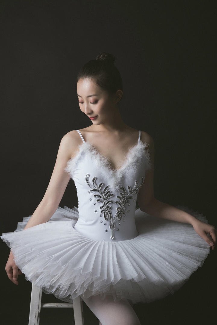 4K高清跳芭蕾舞的美女佳敏人体艺术写真图片