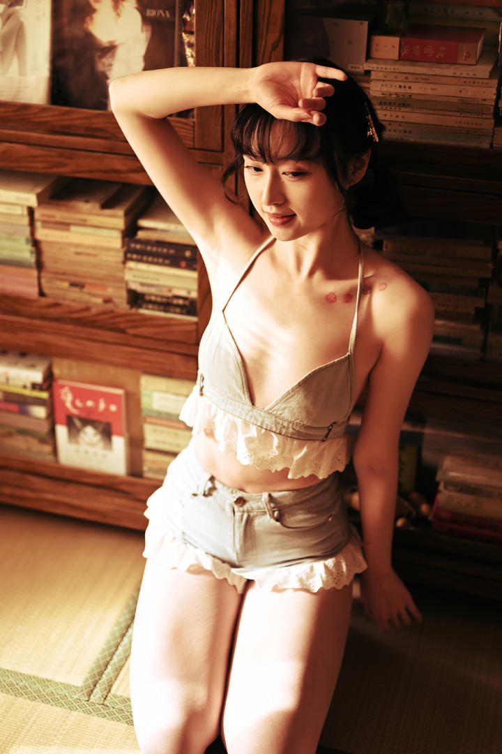 穿着牛仔短裙的清纯美女壁纸京京图片