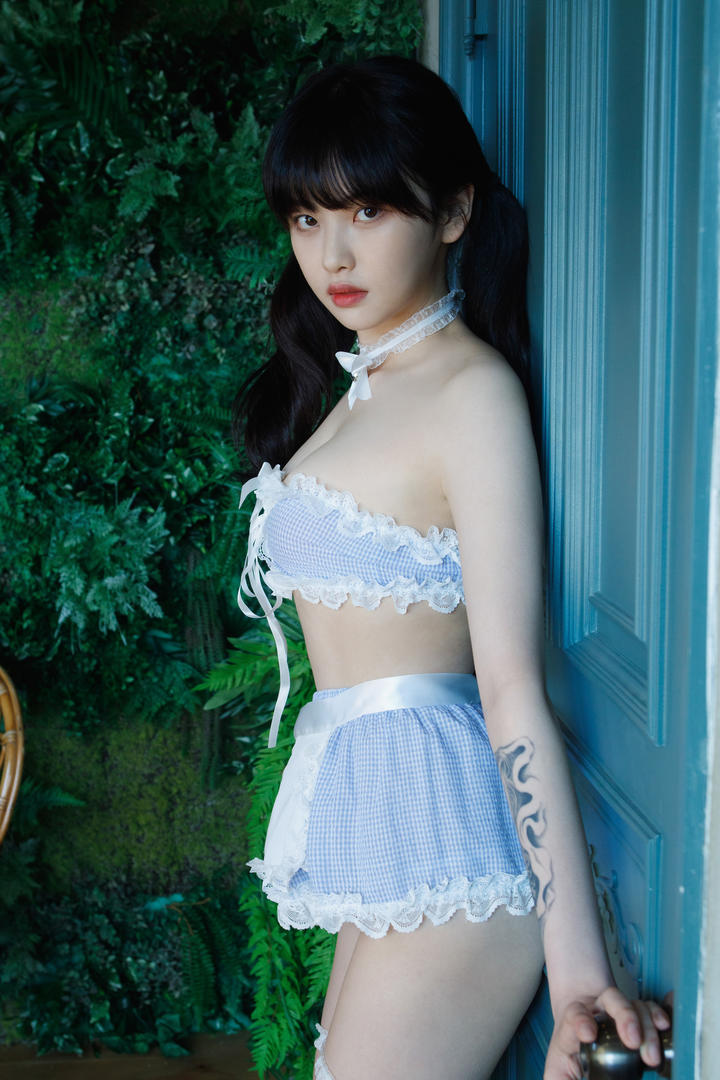 穿性感女仆装的双马尾萝莉极致制服诱惑写真图片