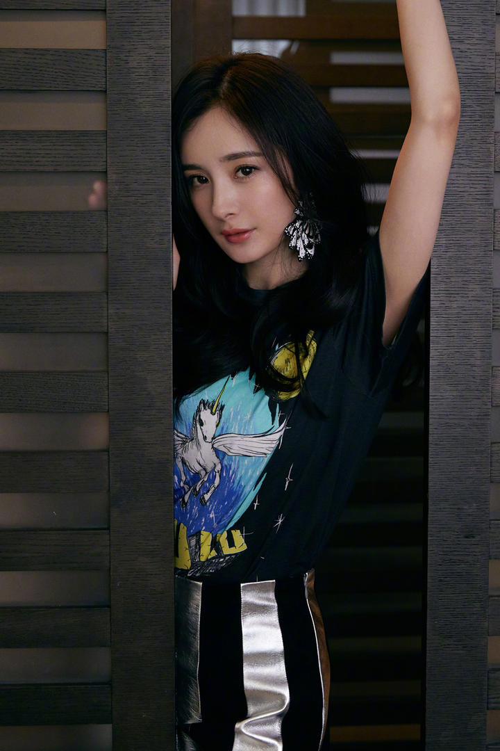 躲在门后的气质女星杨幂