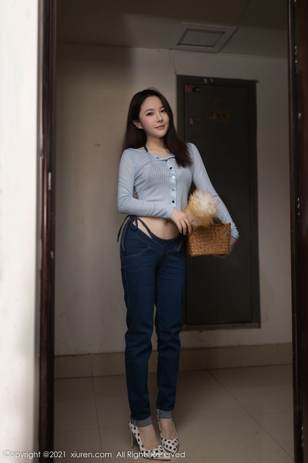 秀人网美女模特鱼子酱Fish淡蓝色上衣居家女友主题性感写真