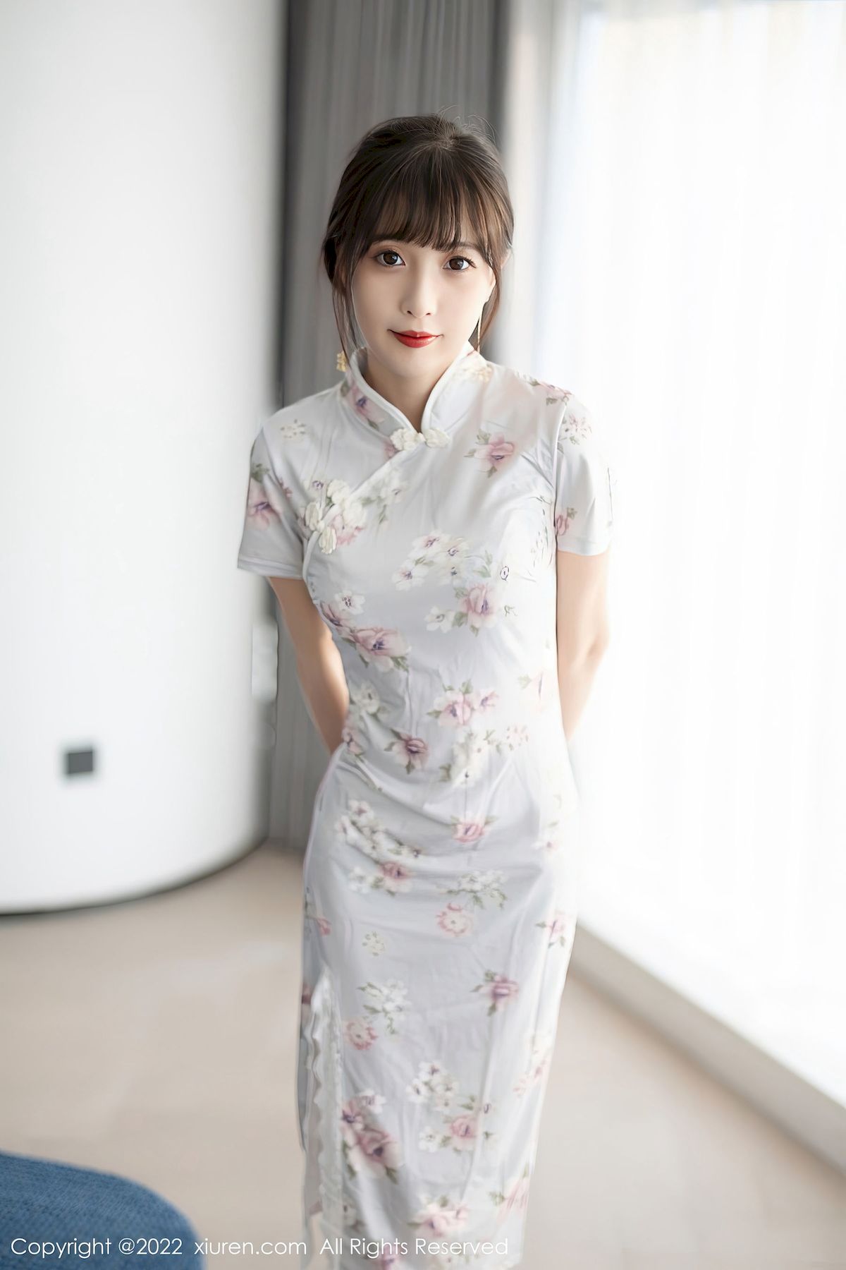 秀人网美女模特林星阑白色图案旗袍搭配白色丝袜性感写真