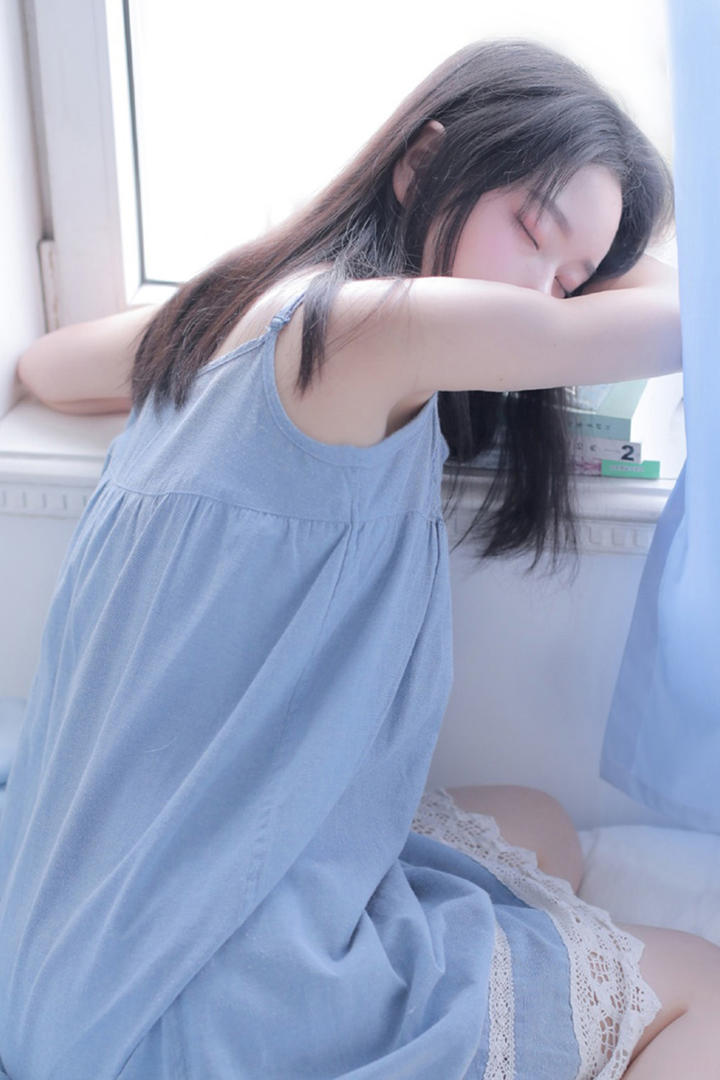趴在窗边睡觉的性感清纯美女