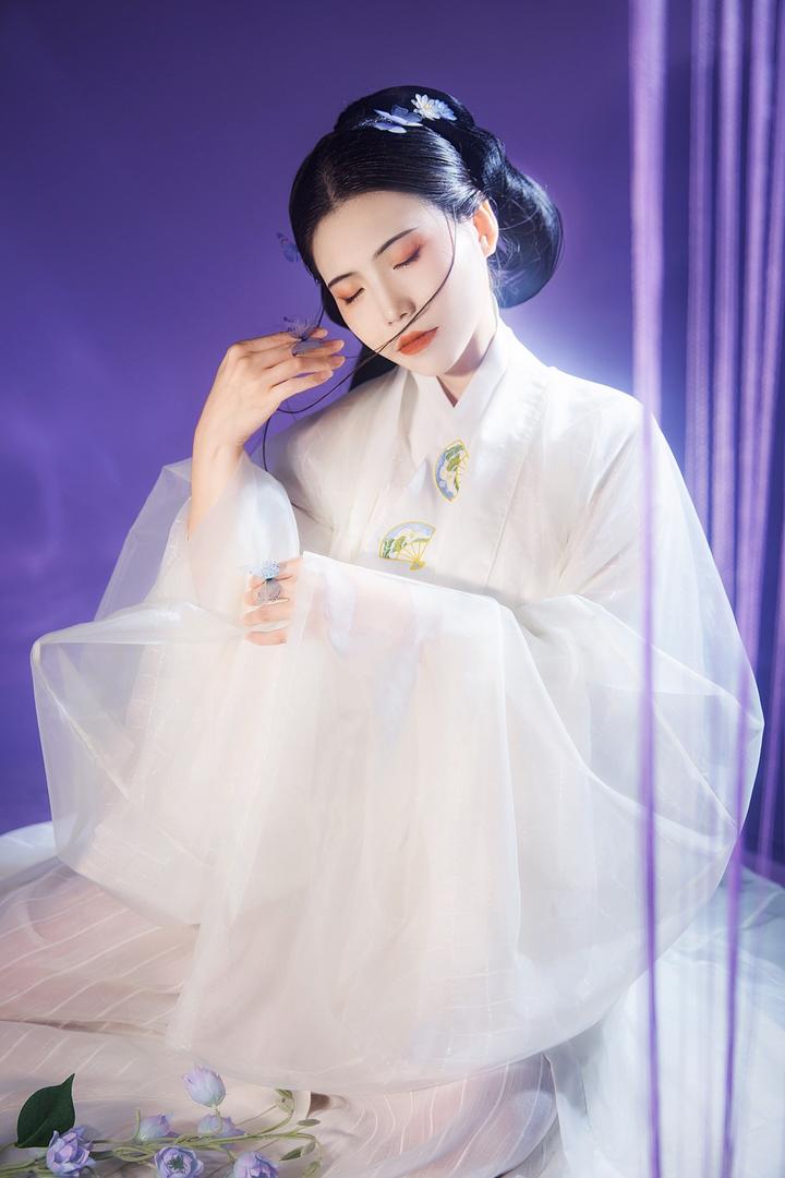 闭上眼睛的古装美女唯美古风头像女