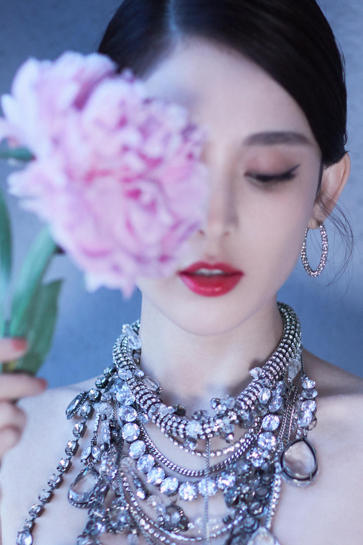 拿着鲜花的气质女星古力娜扎写真