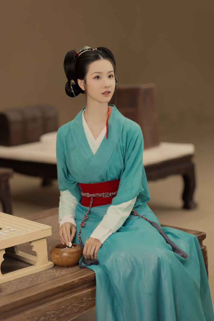 清纯甜美美女校花陈都灵古装艺术写真图片