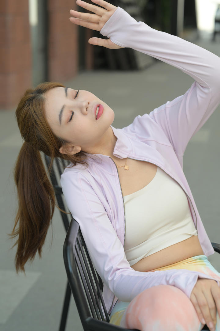 马尾辫紧身裤美女