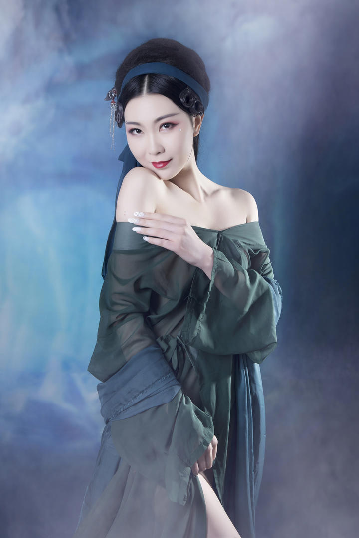 高清性感妩媚青蛇古装美女人体艺术写真图片